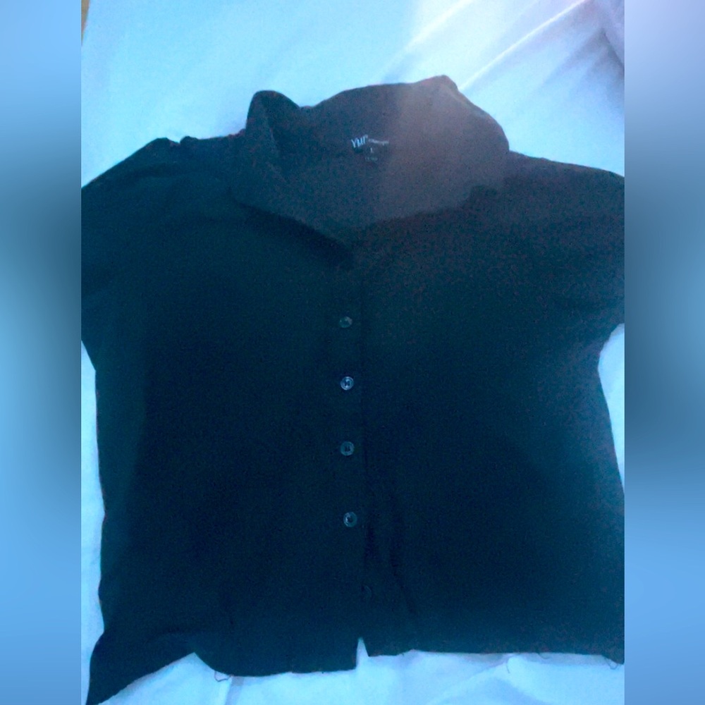 Cute casual top it has buttons to close or unclose☺️however you prefer